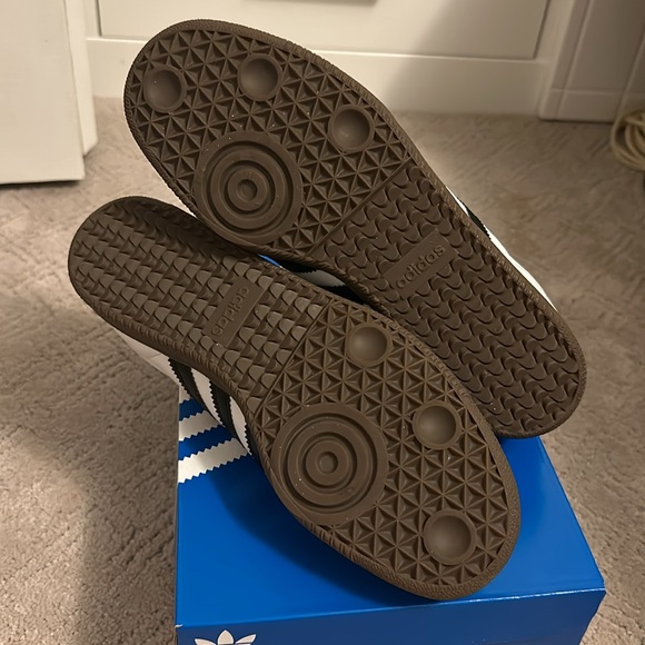 Like new Adidas Samba OG shoes size 7.5 men’s, 8.5 women’s - Picture 4 of 9